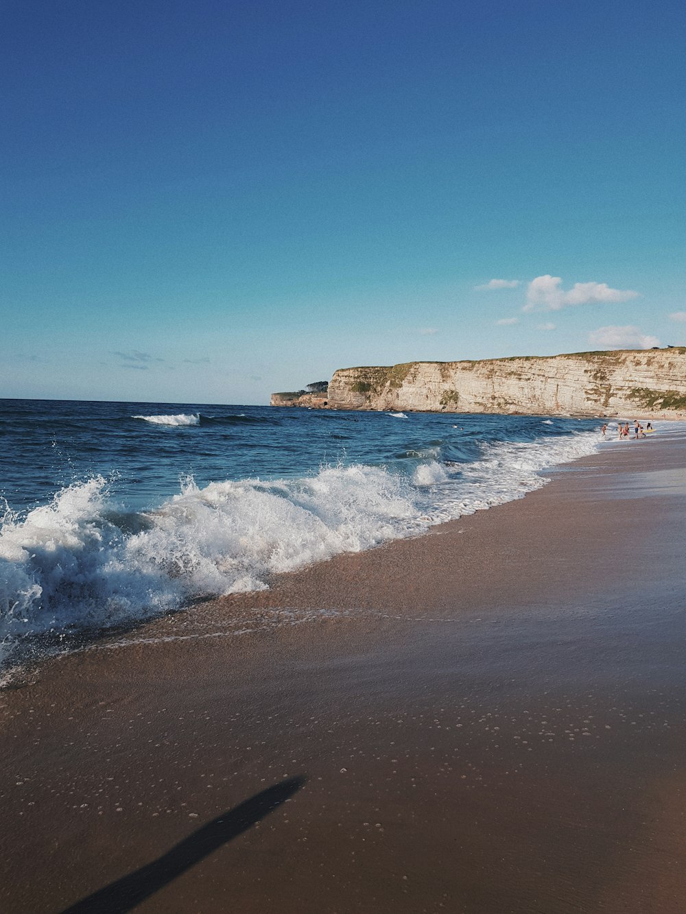 Les vagues de l’océan s’écrasent sur le rivage pendant la journée