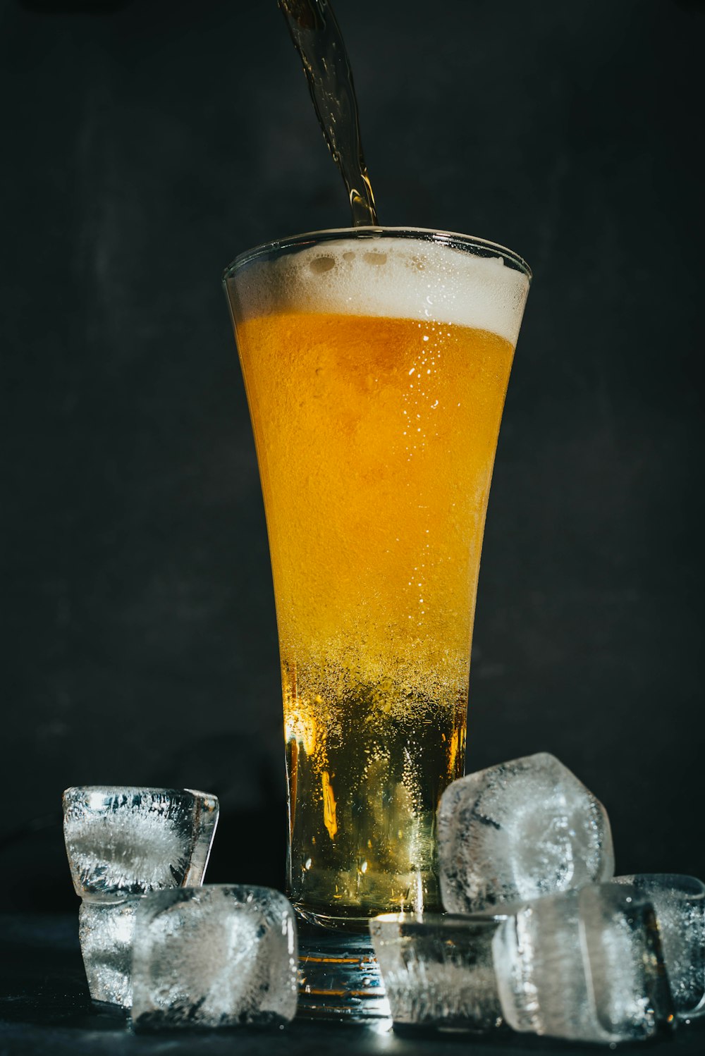 Vaso transparente con cerveza