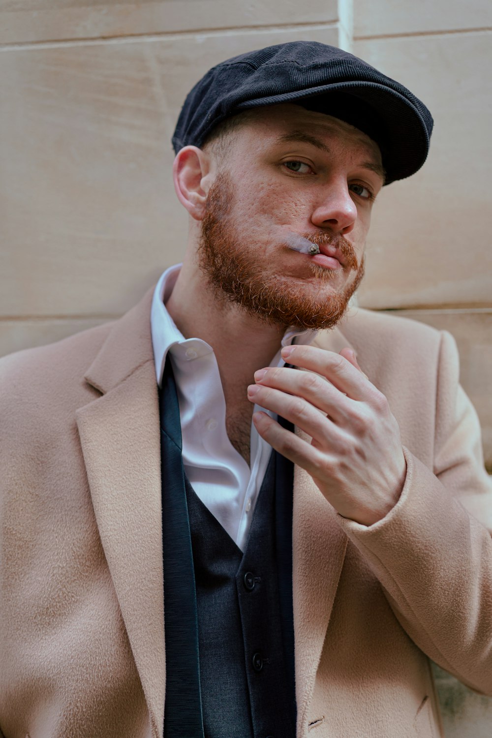 Foto Hombre con chaqueta de traje marrón y sombrero negro – Imagen Reino  unido gratis en Unsplash