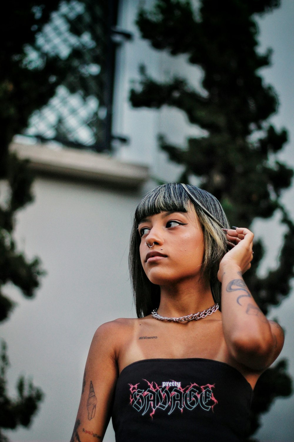 Mujer en collar de plata y collar de plata