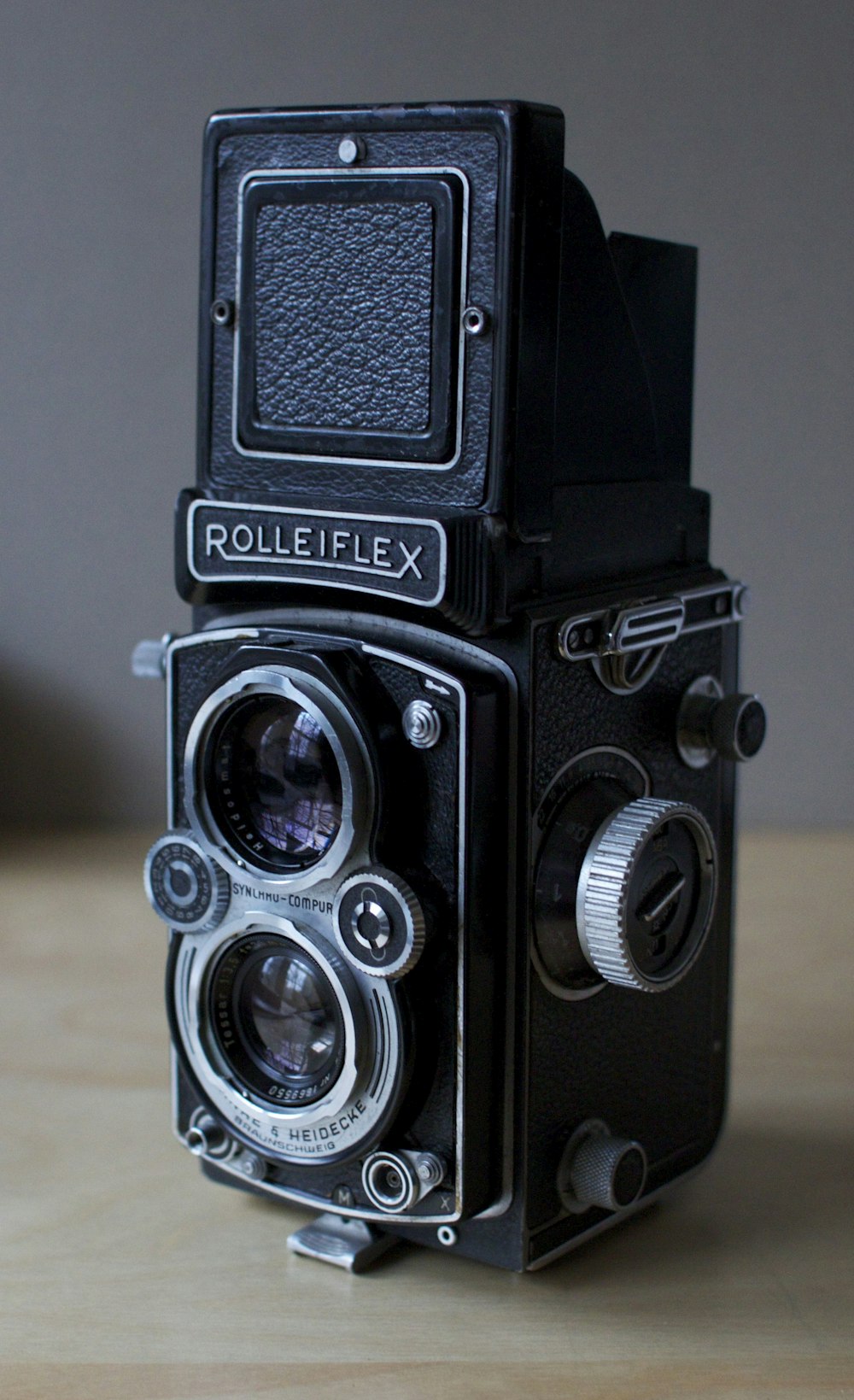Fotocamera reflex digitale Nikon nera su tavolo di legno marrone