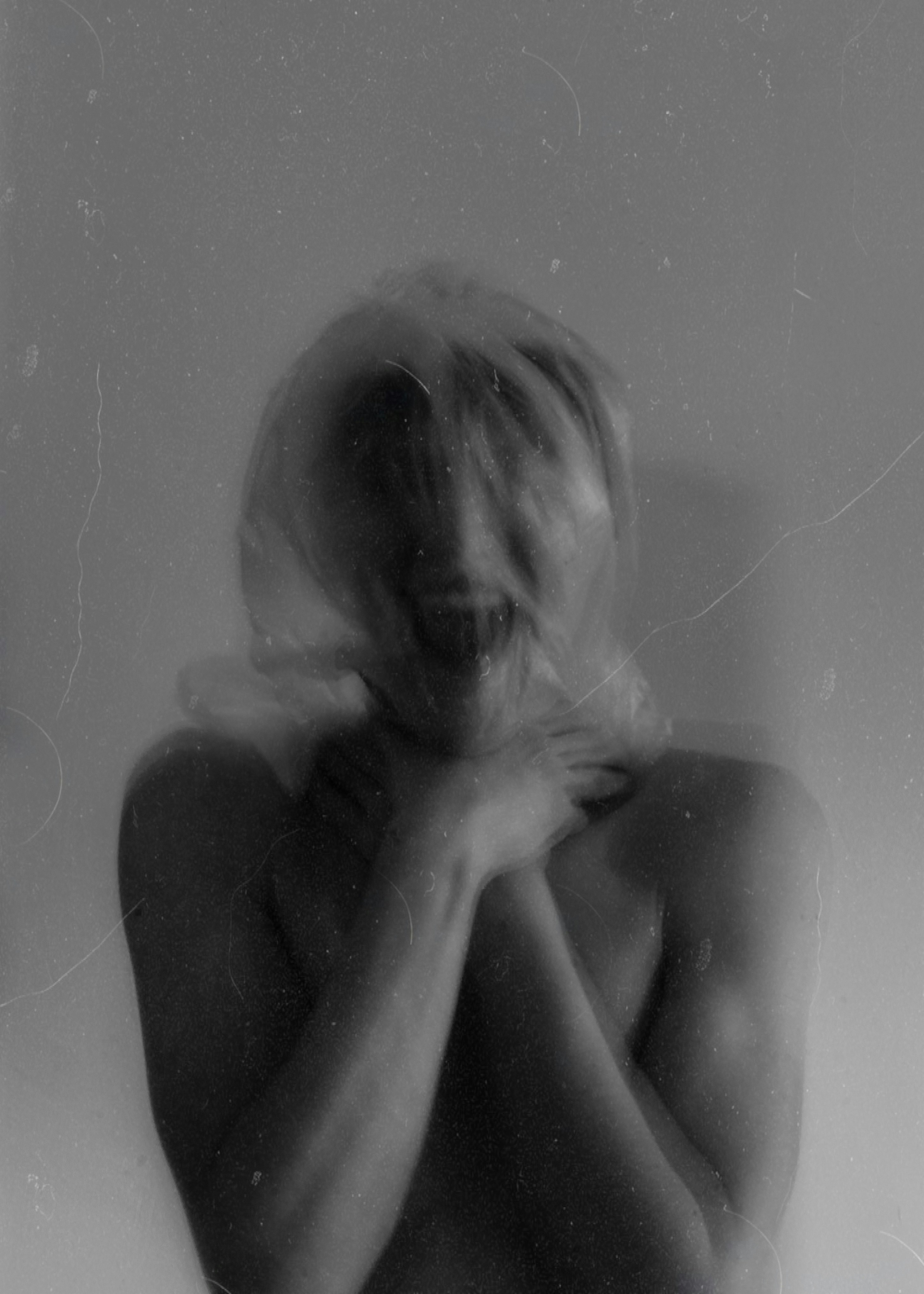 バスタブに入っている女性のグレースケール写真の写真 Unsplashで見つけるエバーグリーンスポーツプレックスの無料写真