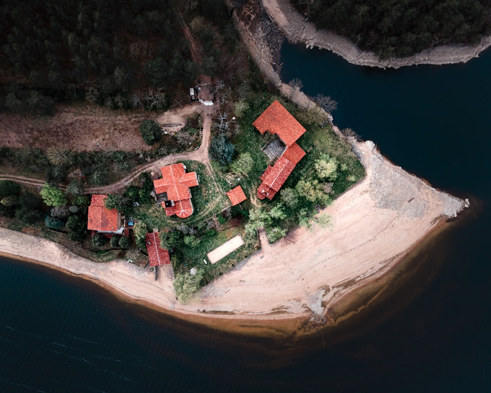 Vue aérienne de la maison brune et blanche sur la falaise