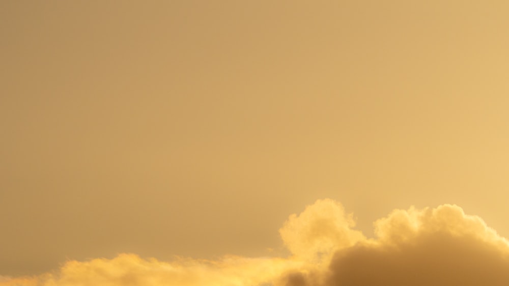 Weiße Wolken und blauer Himmel tagsüber