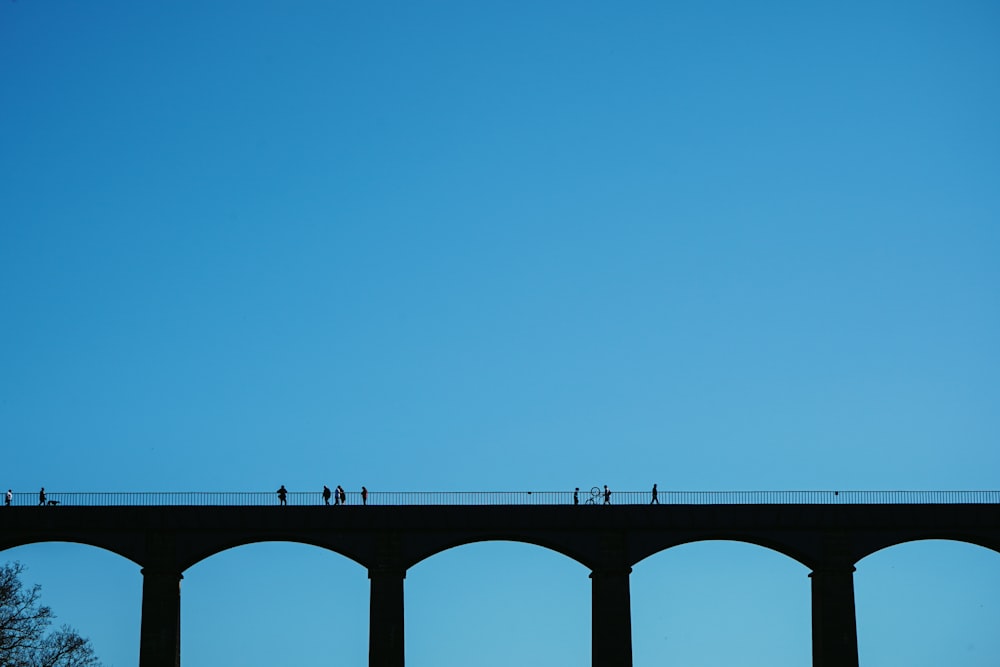 昼間の青空に浮かぶ灰色のコンクリート橋