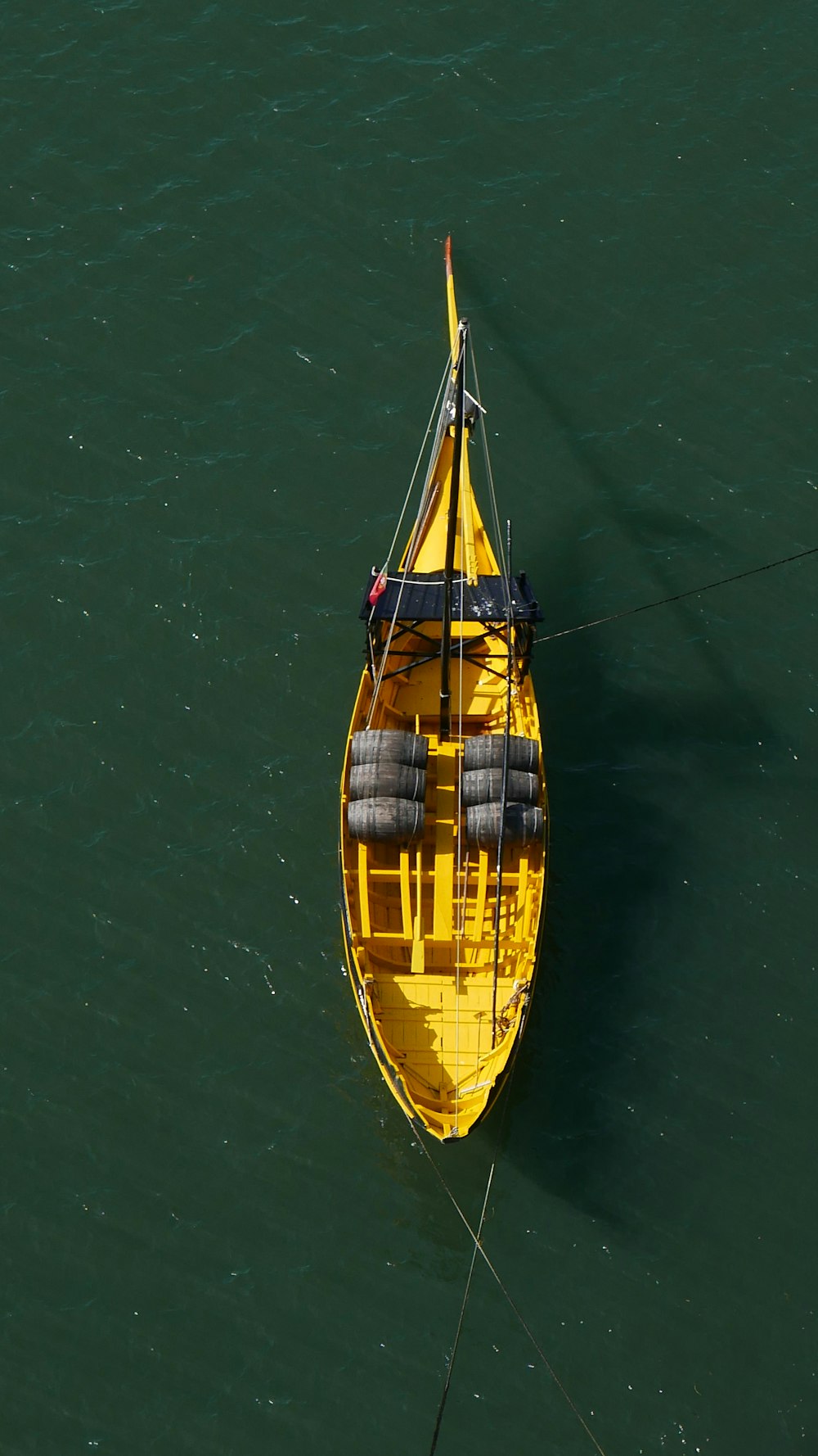 gelbes und schwarzes Boot auf dem Wasser