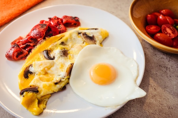 Zachte omelet met fijngemalen champignons
