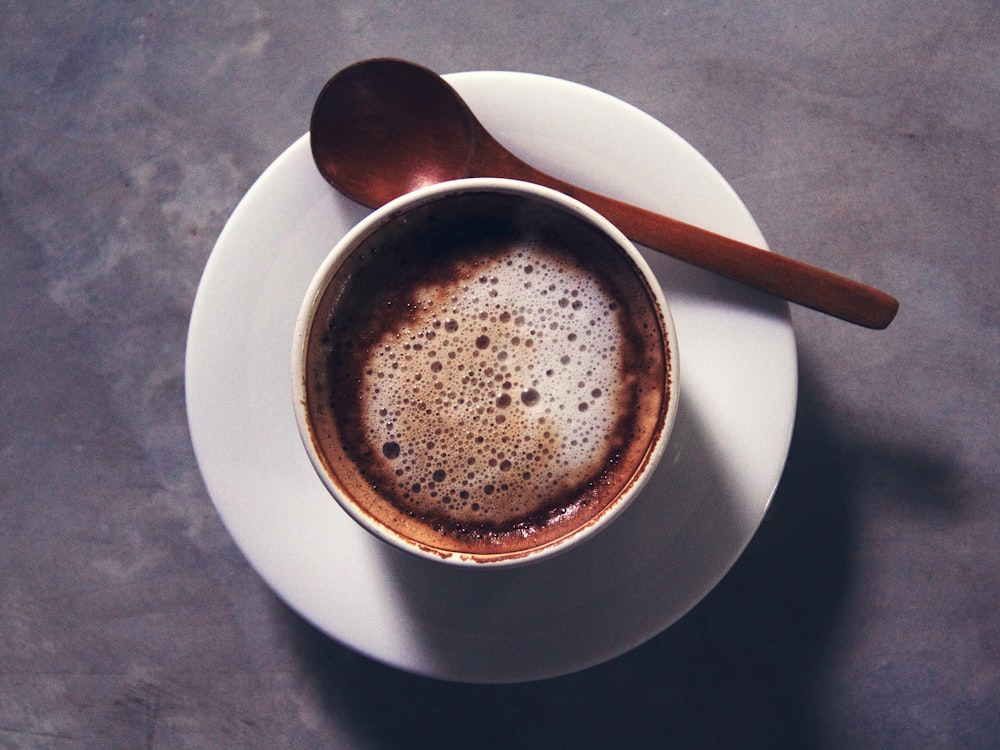 Tasse en céramique blanche avec un liquide brun à l’intérieur