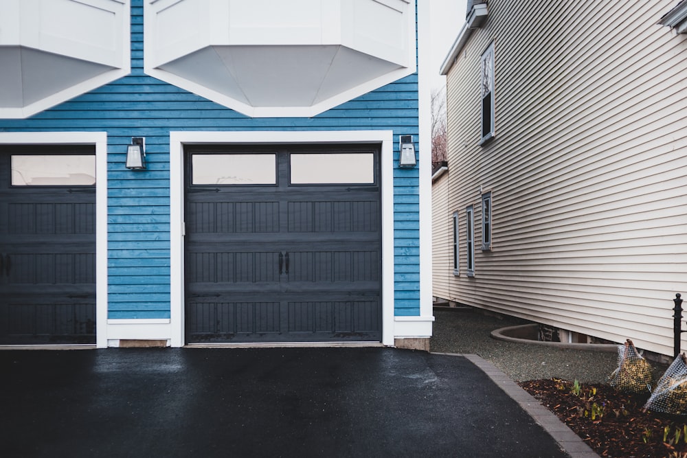 Maison en bois bleu et blanc