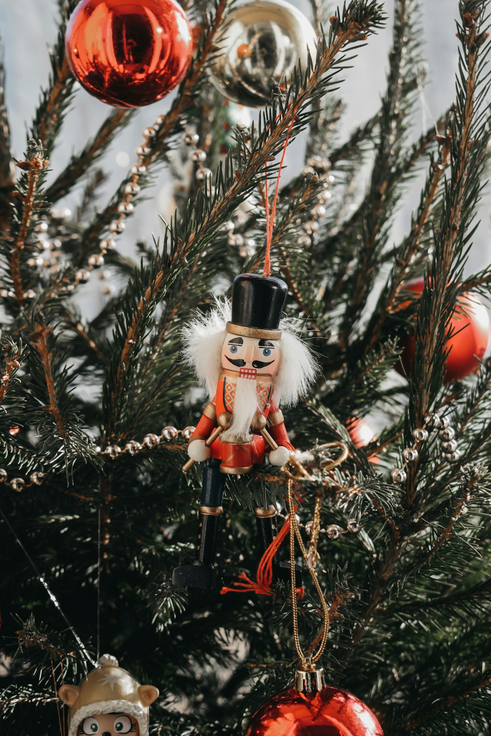 estatueta vermelha e branca do boneco de neve