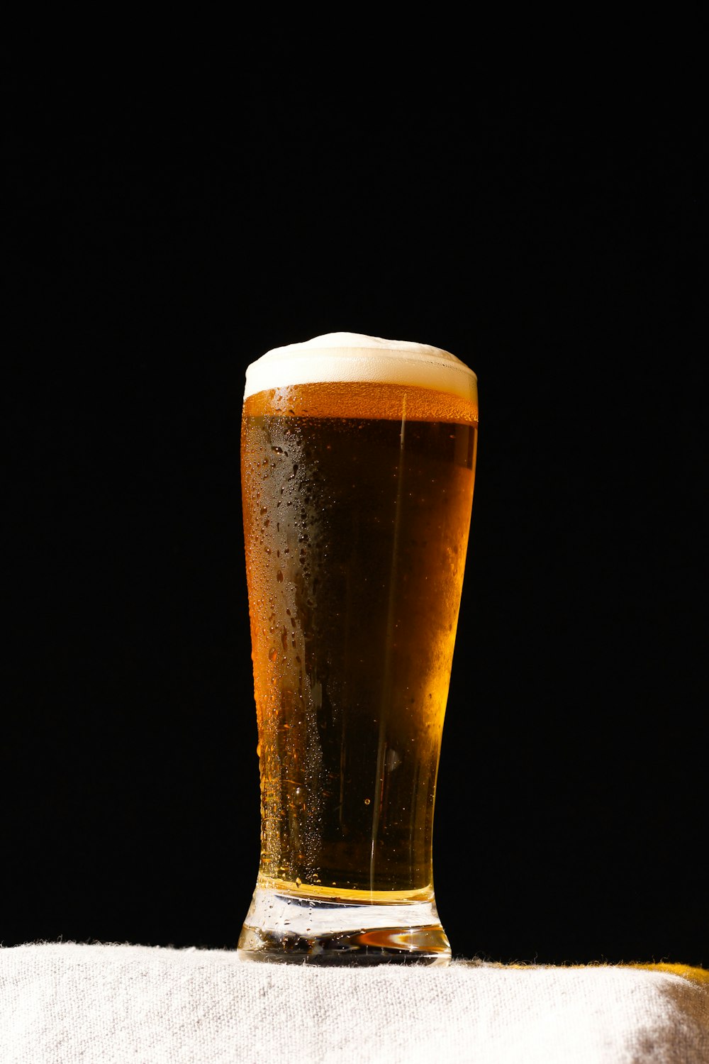 bicchiere trasparente con birra