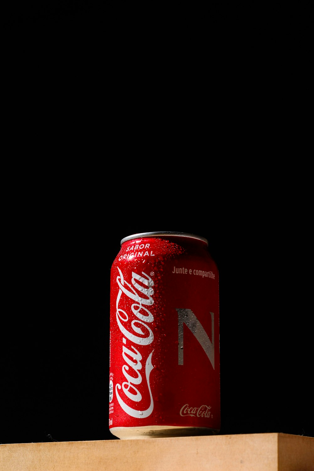 白い表面にコカ・コーラ缶