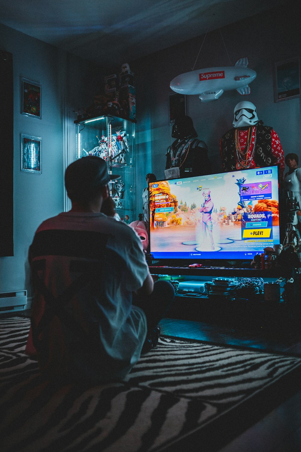 Uomo in camicia rossa che guarda la TV