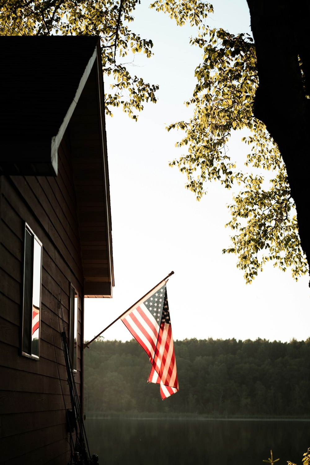 nous un drapeau sur une maison en bois blanche