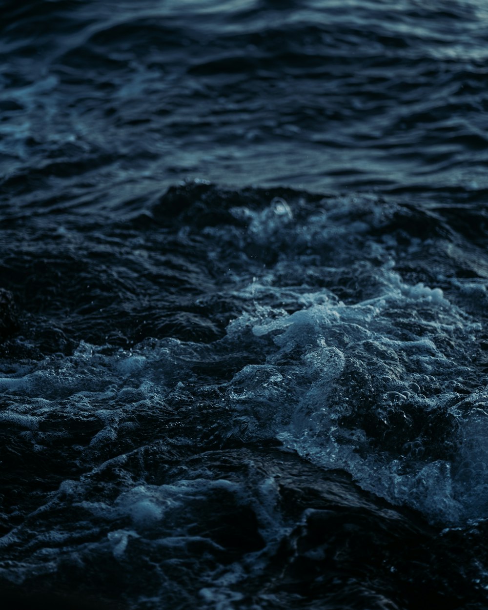 onde d'acqua su tessuto in bianco e nero