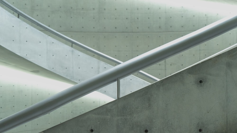 escada de concreto cinza com grades de aço inoxidável