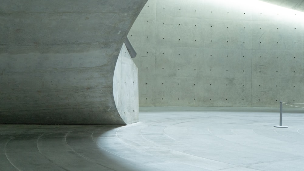 Edificio di cemento bianco con soffitto bianco