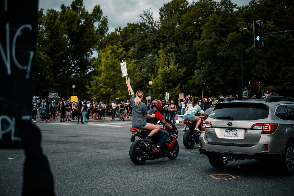 Personas que conducen motocicletas en la carretera durante el día