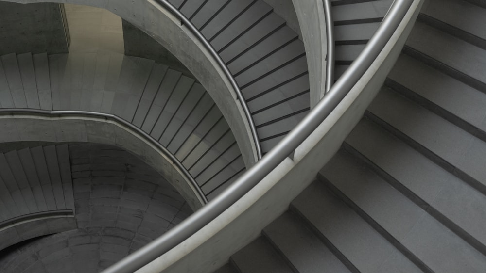 Escalera de caracol blanca con barandillas de metal blanco