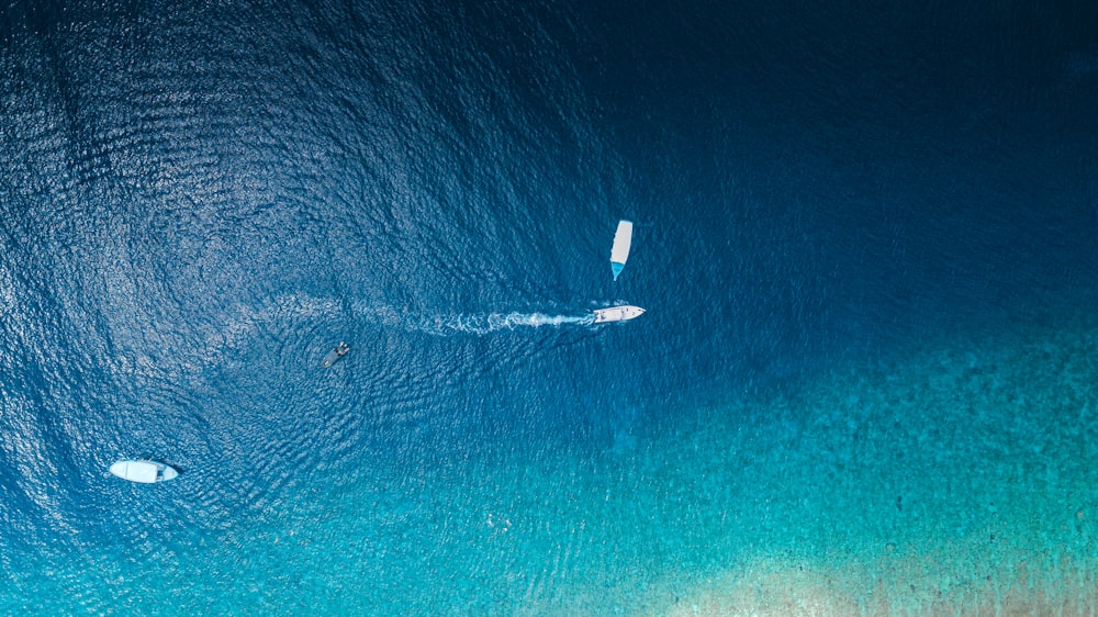 Vue aérienne du bateau sur la mer pendant la journée