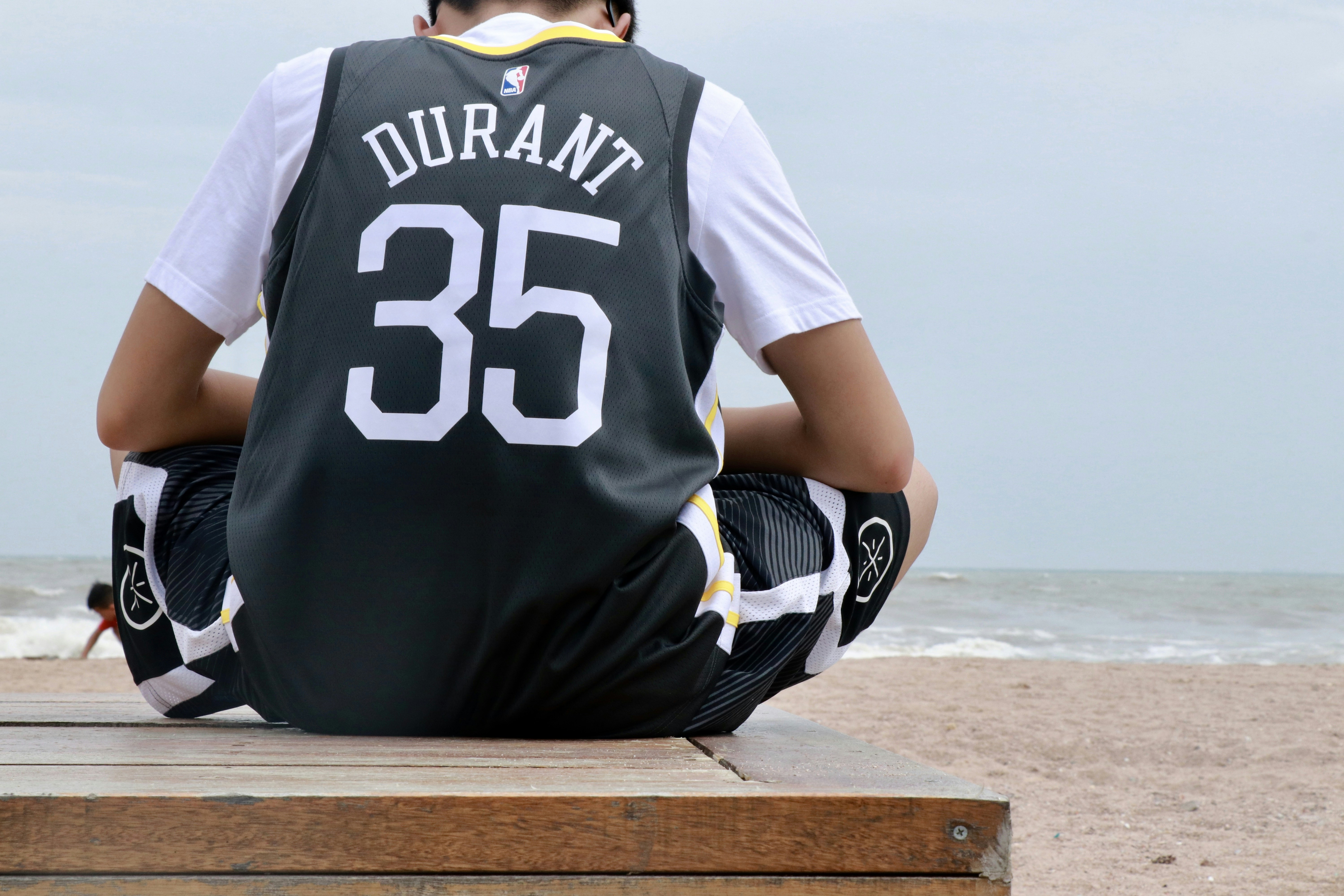 I'm wearing Durant's jersey and sitting on the beach in Qingdao