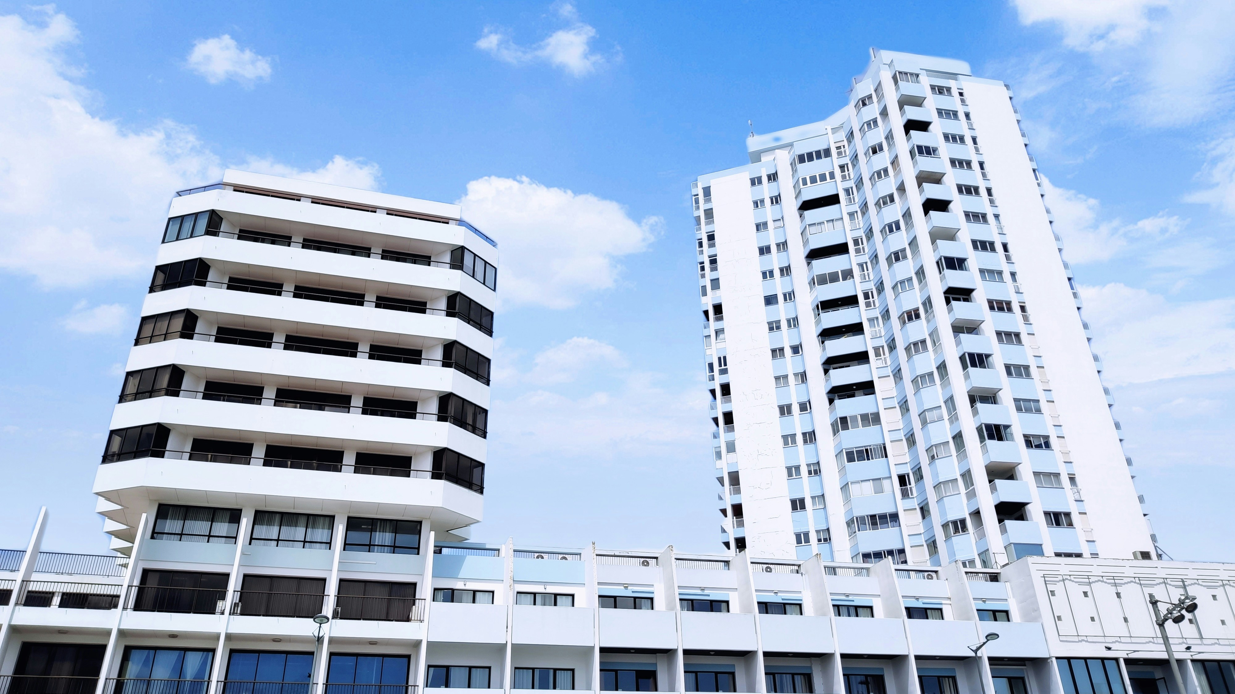 Edificio de hormigón blanco bajo el cielo azul durante el día
