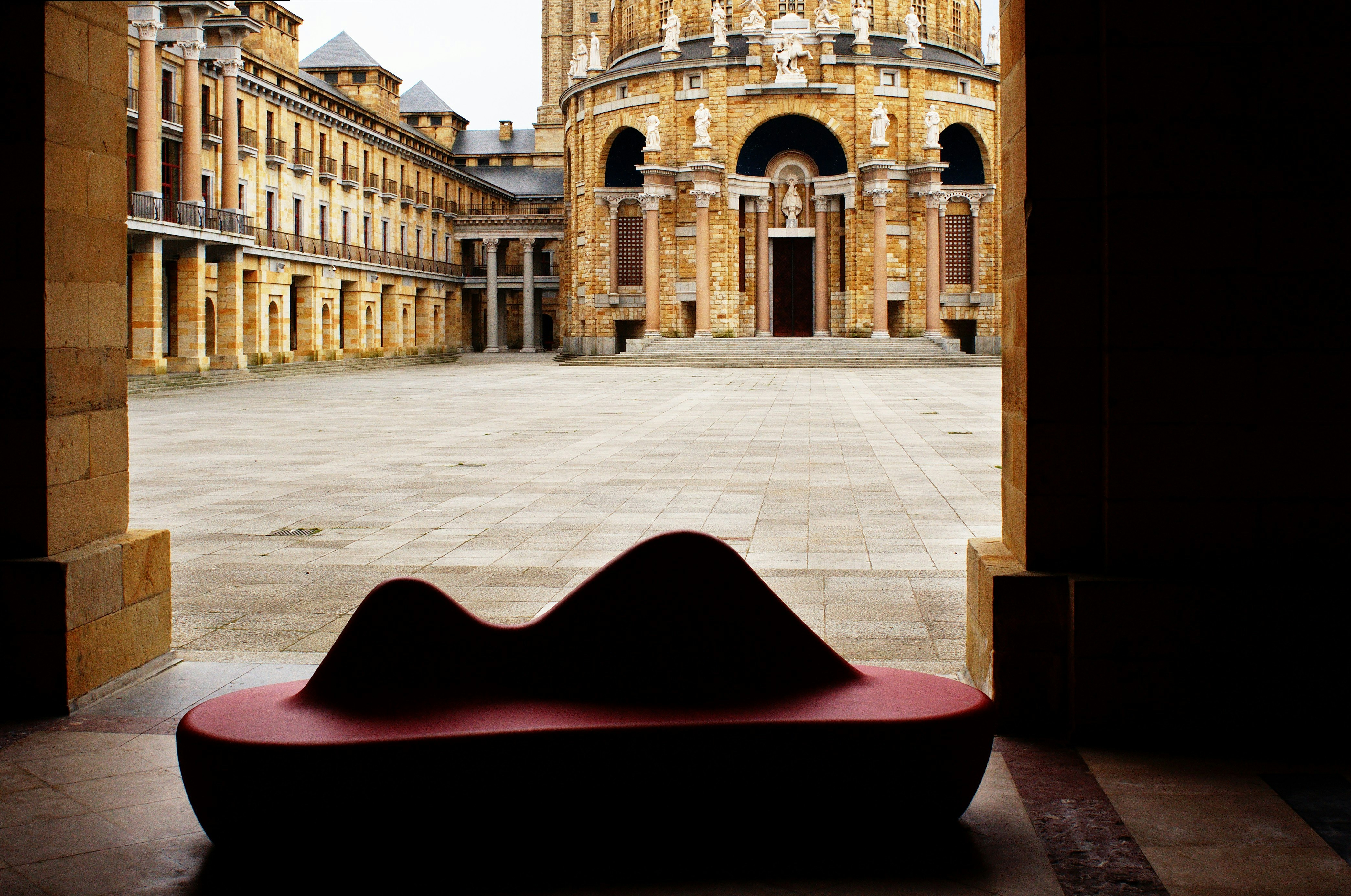 Corazón rojo en forma de suelo de hormigón gris