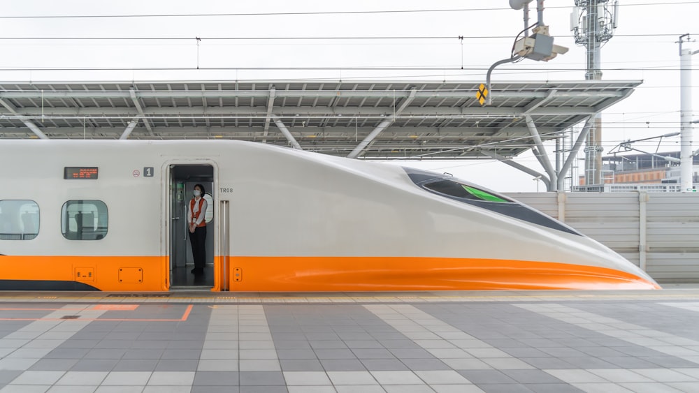 train blanc, orange et jaune