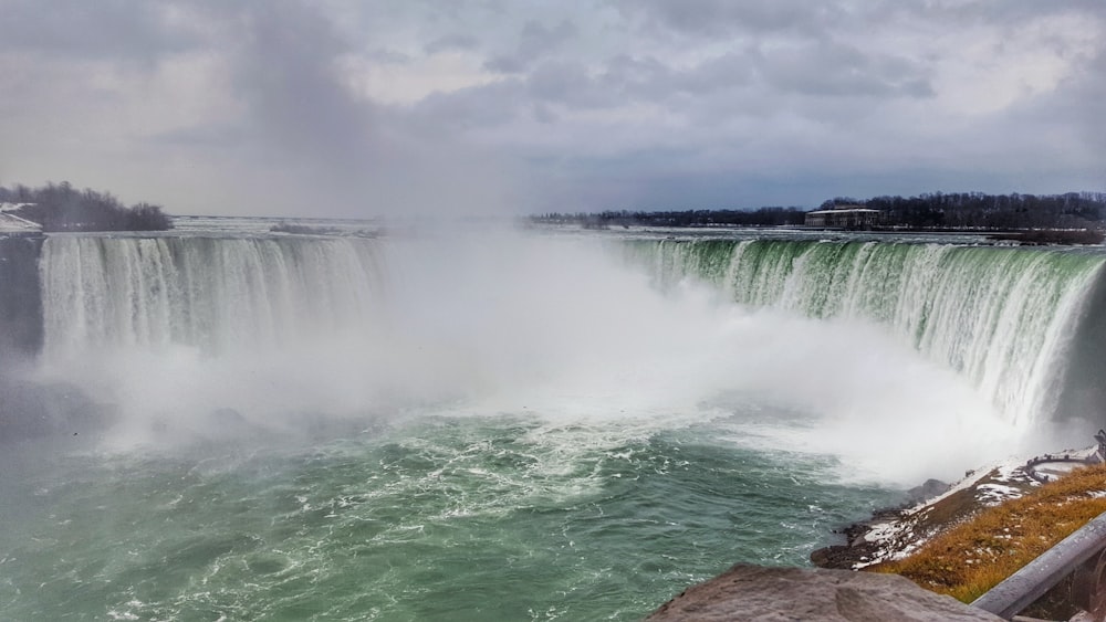 El agua cae bajo el cielo nublado durante el día