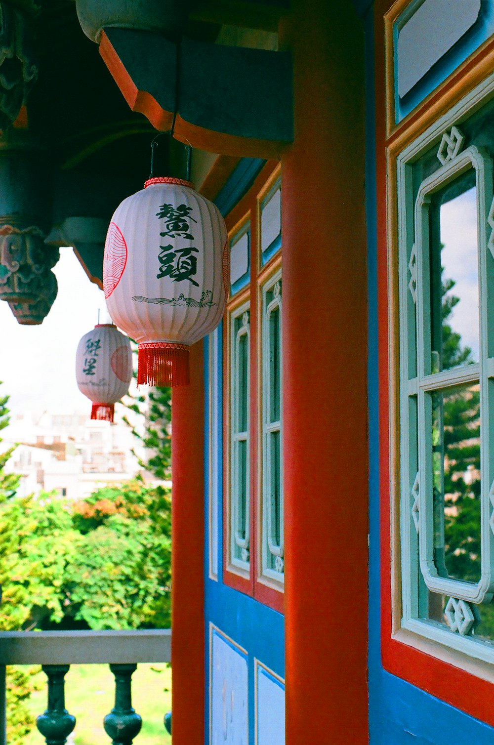 red and white chinese lantern