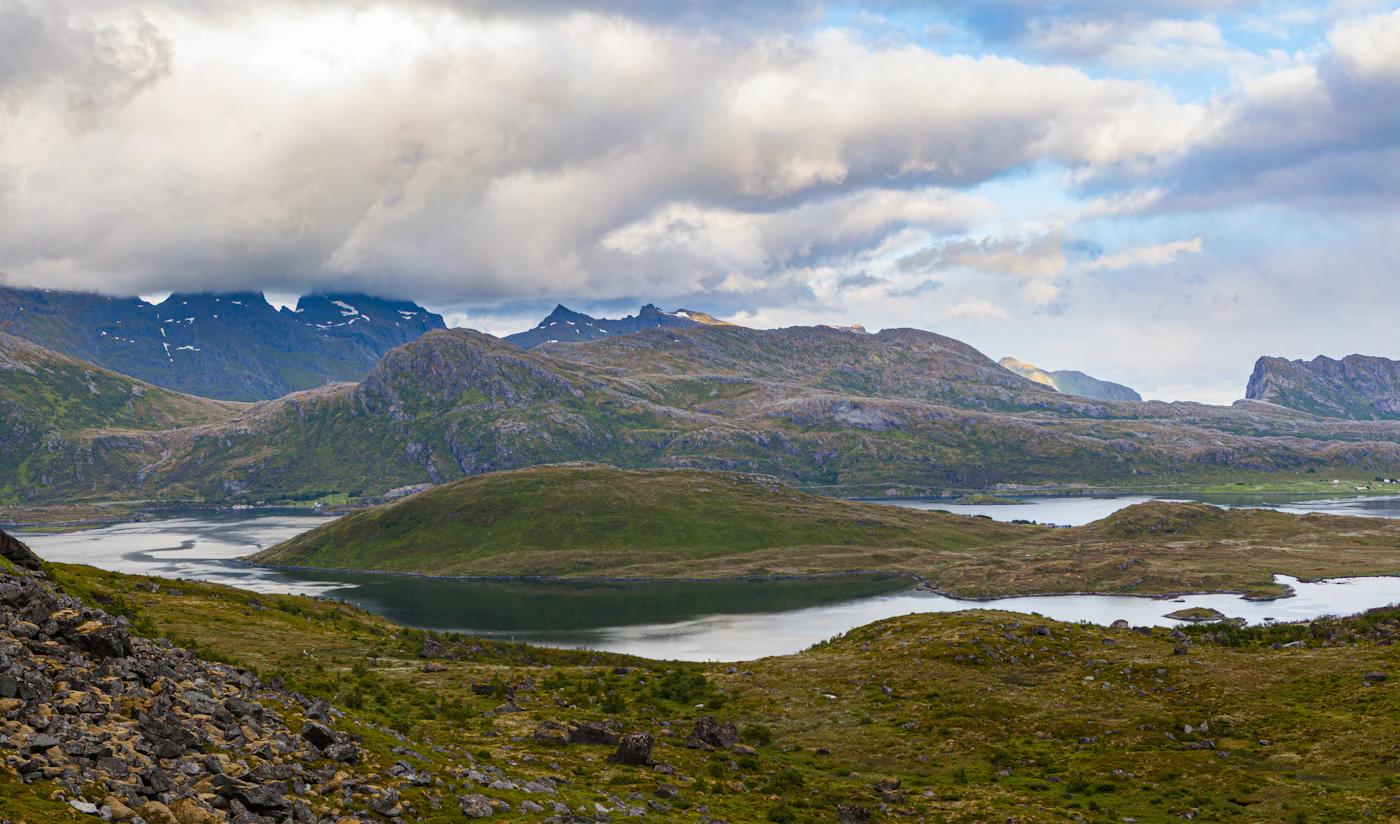 Ein norwegischer Fjord zwischen steilen Felswänden