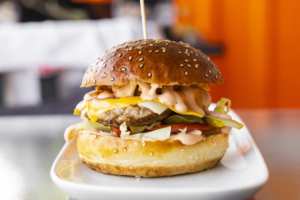 Hamburguesa en plato de cerámica blanca