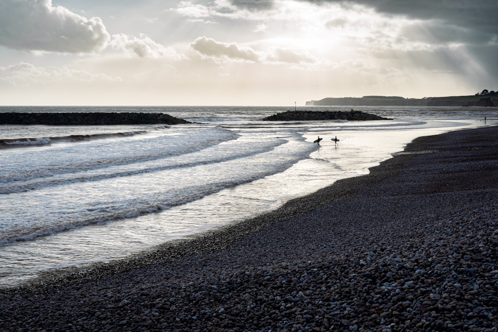 sea waves crashing on shore during daytime