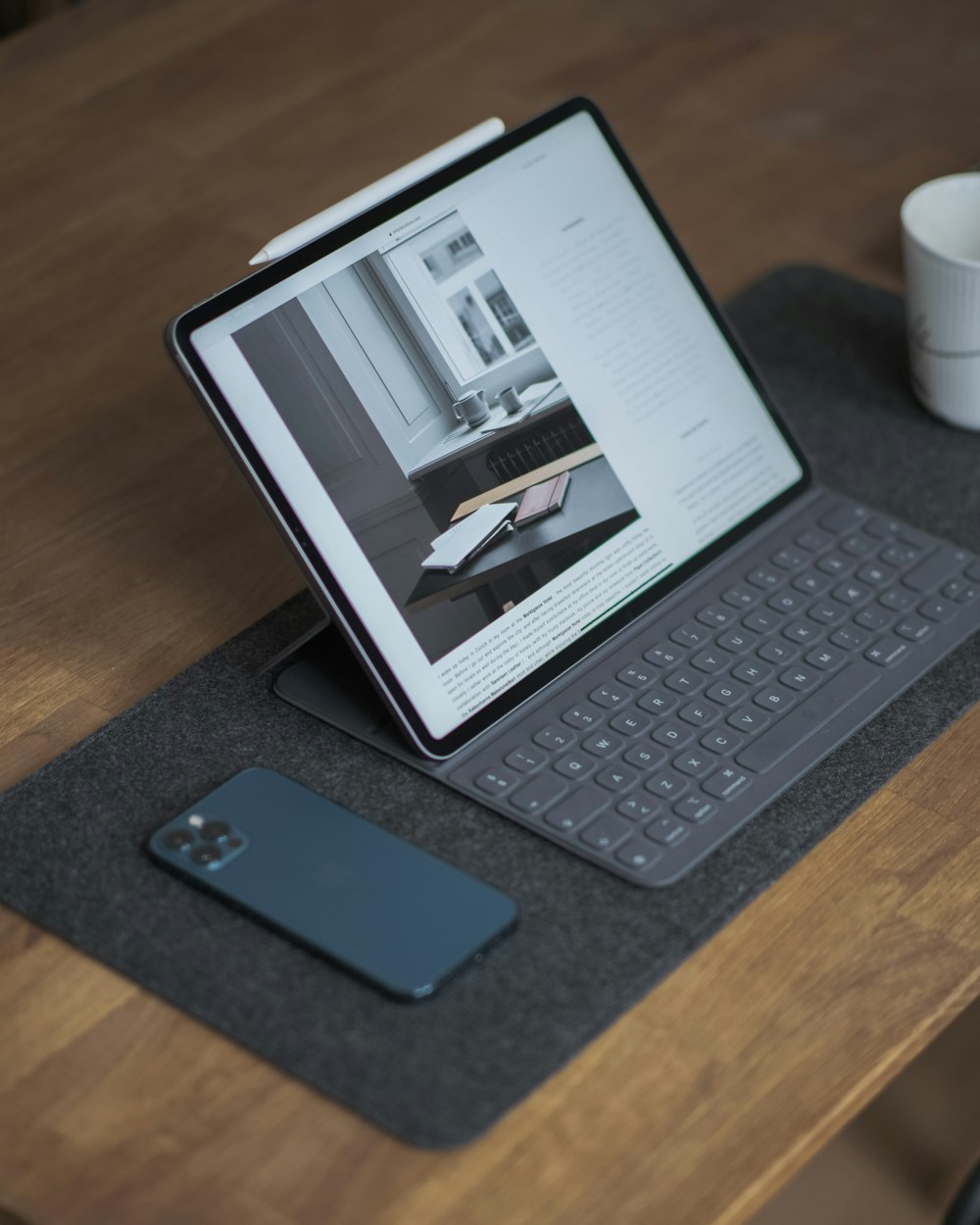 white ipad on black smart keyboard