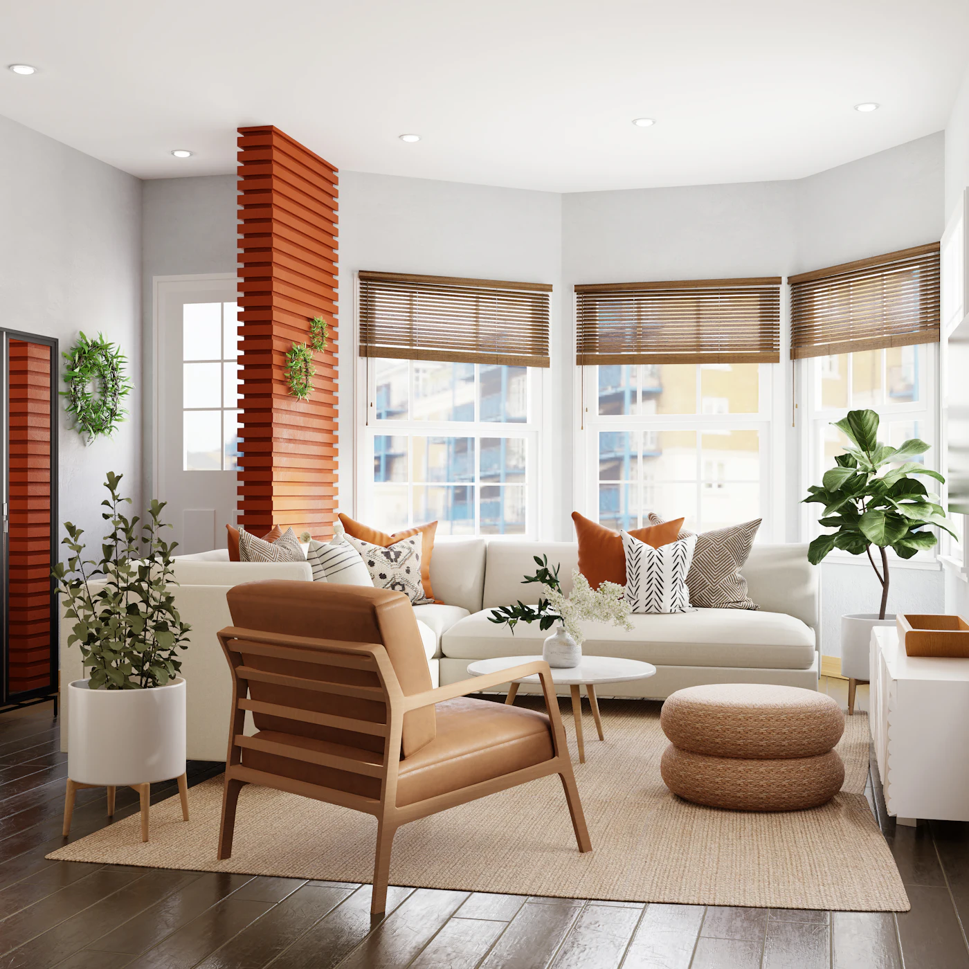 Salon lumineux avec canapé clair, fauteuil en cuir et plantes vertes