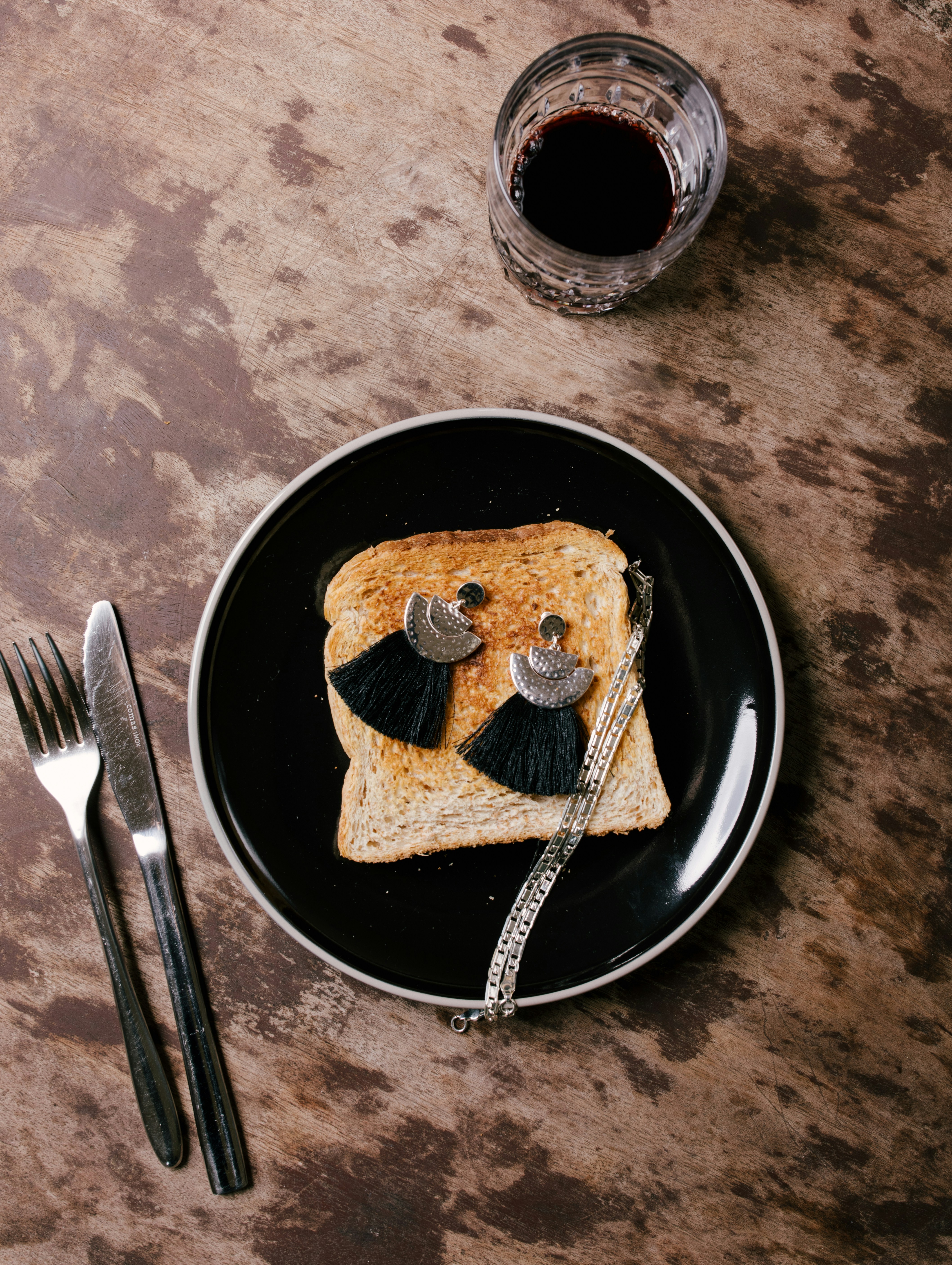 pane su piatto rotondo nero