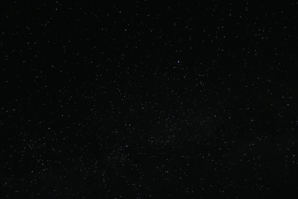 Schwarze und weiße Sterne während der Nachtzeit