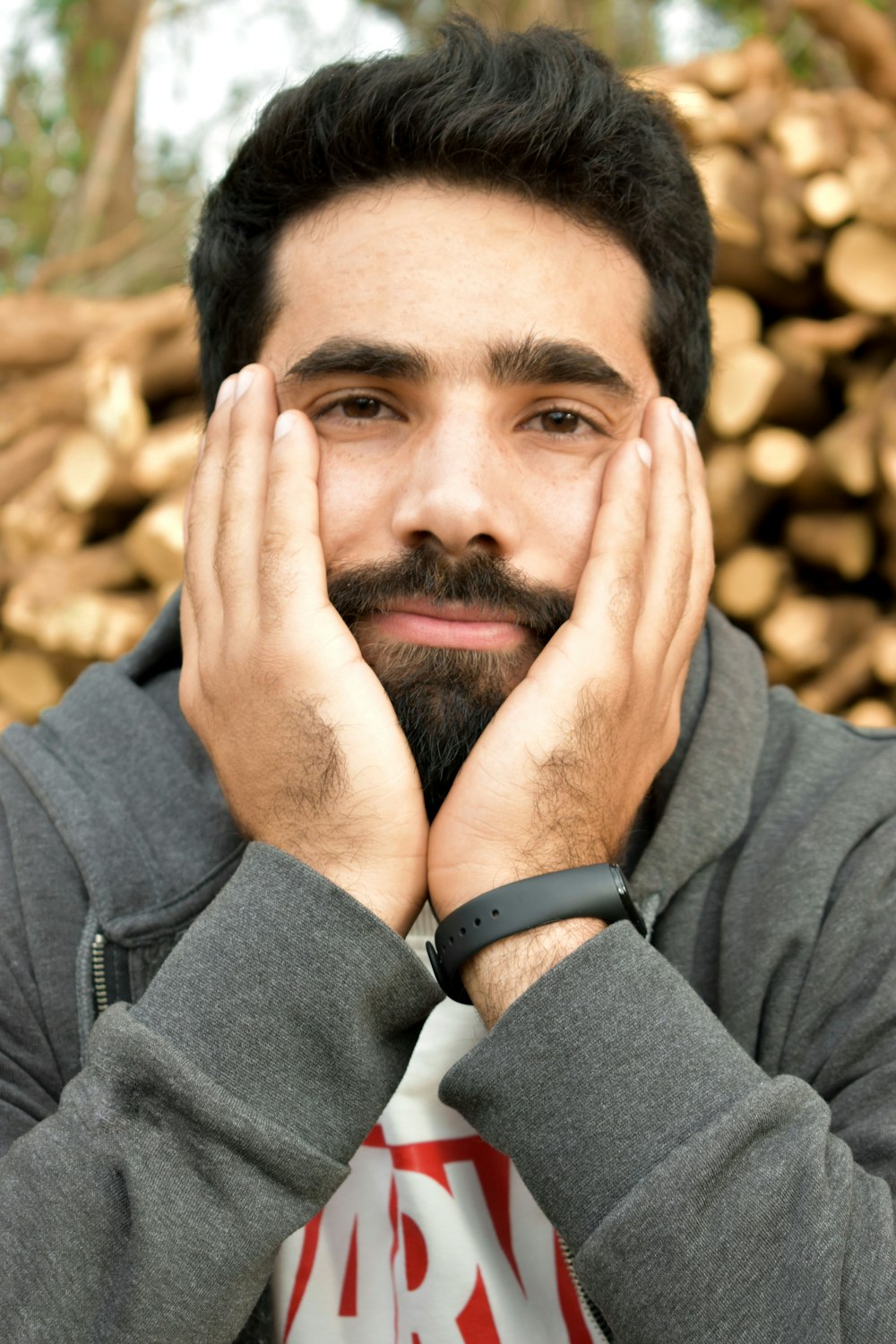 uomo in camicia grigia a maniche lunghe