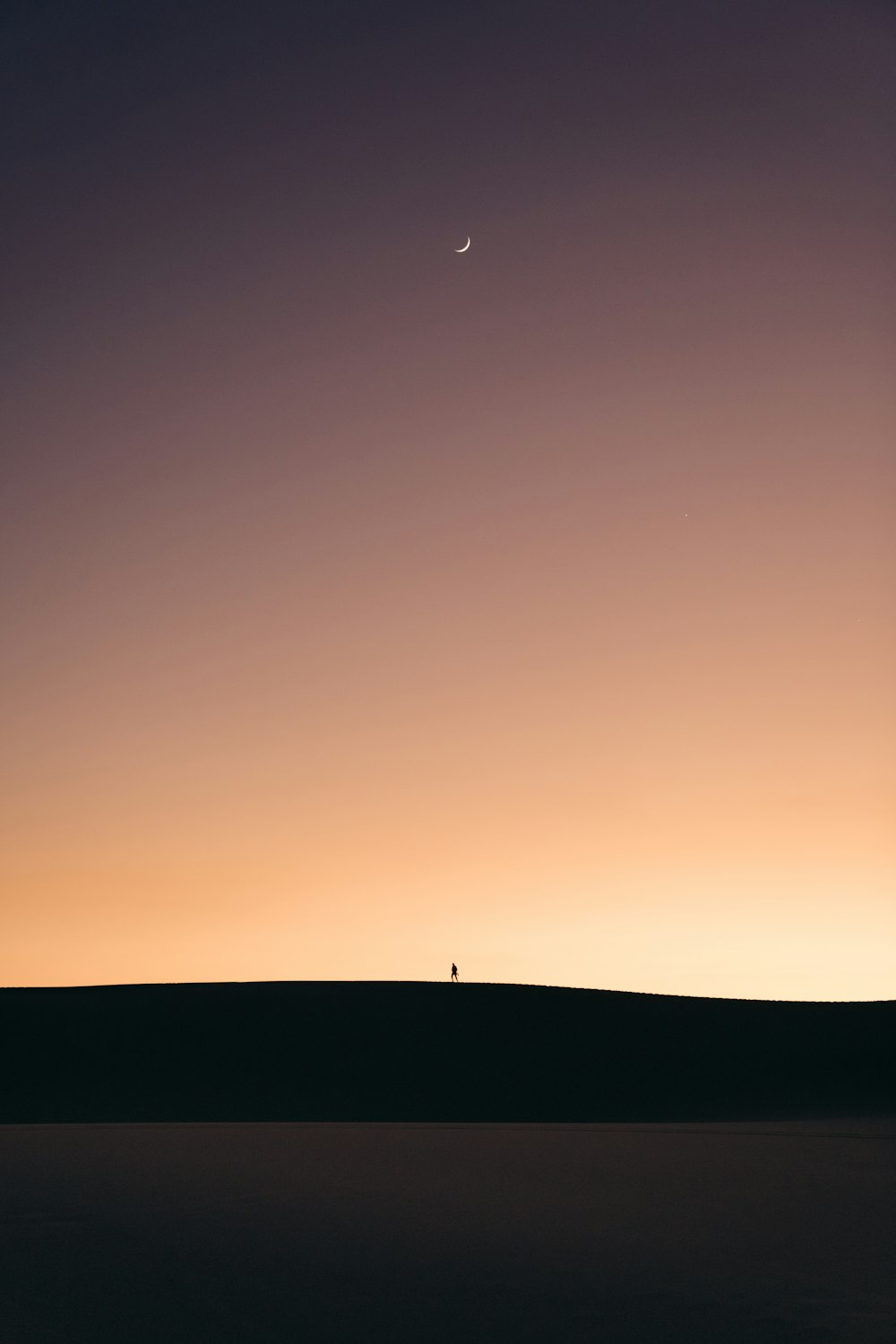 Silueta de la montaña durante la puesta del sol