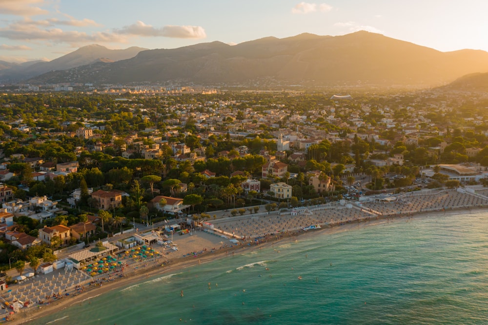 Vue aérienne de la ville près d’un plan d’eau pendant la journée