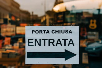 Foto dell'ingresso dell'azienda con segnaletica per il ritiro in sede.