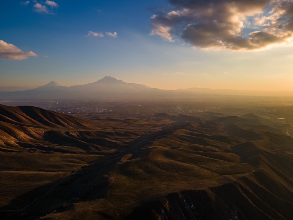 Montañas marrones bajo el cielo azul durante el día