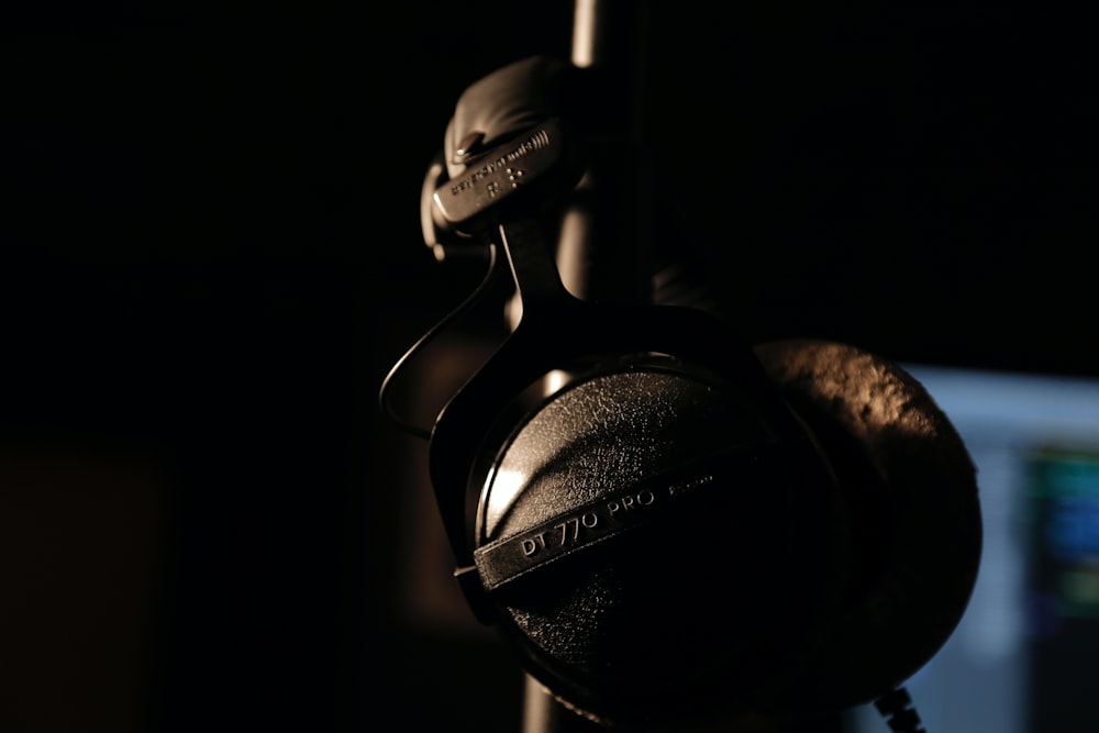 Schwarz-graue Kopfhörer auf schwarzem Hintergrund