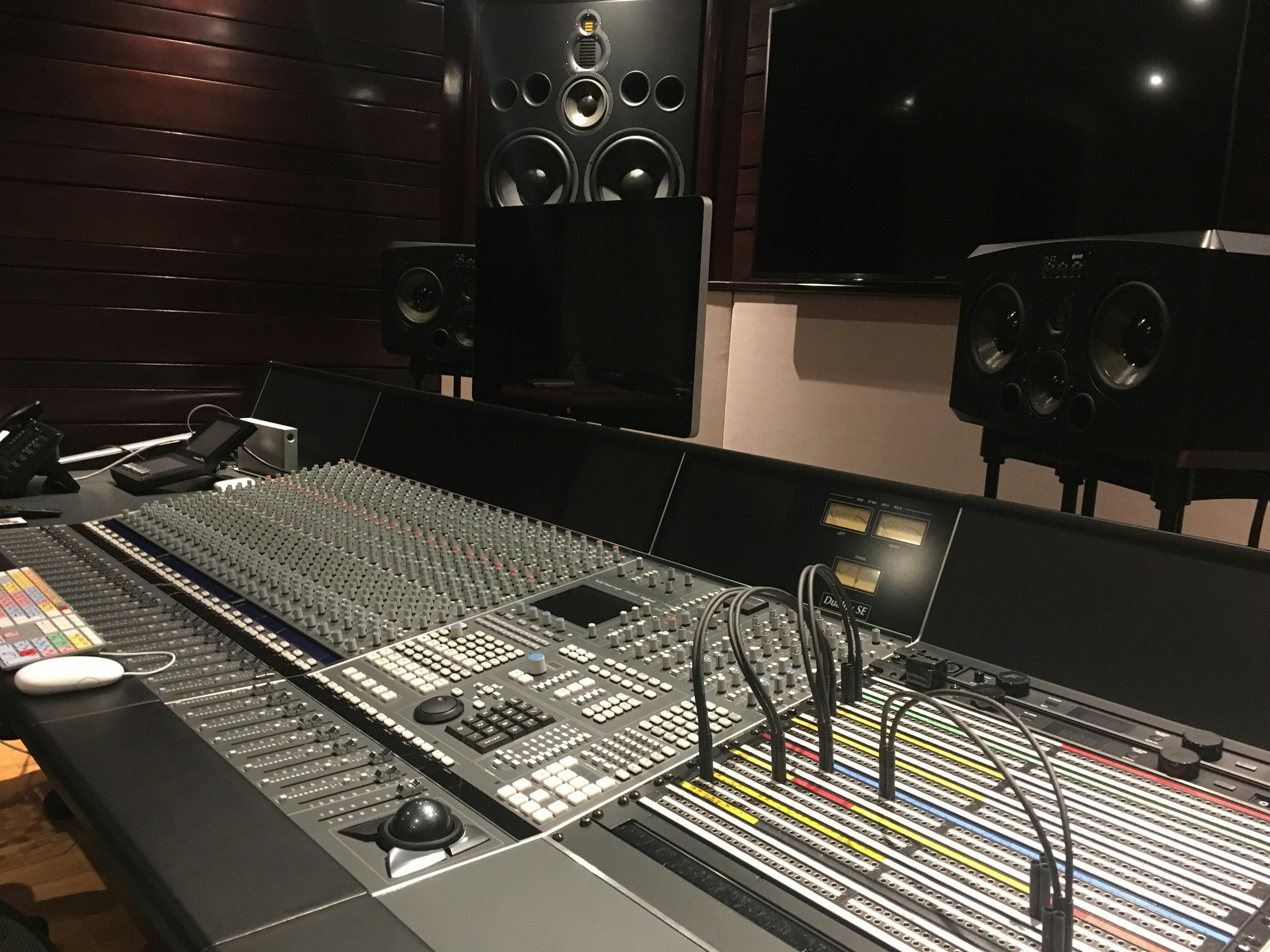 Mesa de mezclas profesional con controladores y sintetizadores en estudio de producción musical