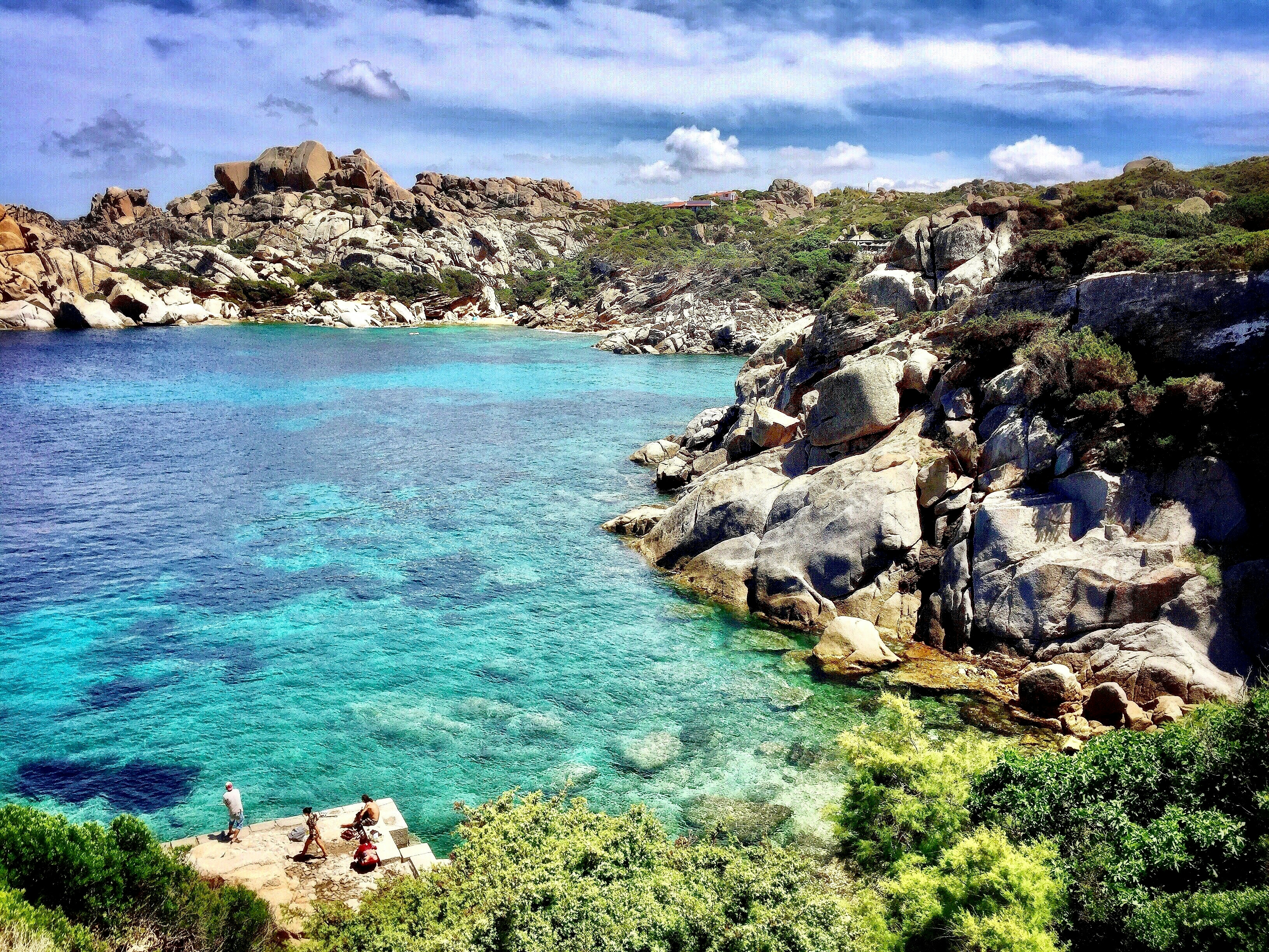 Guida sulle spiagge della sardegna da non perdere e gli altri luoghi da visitare (nell'immagine una caletta rocciosa sarda)