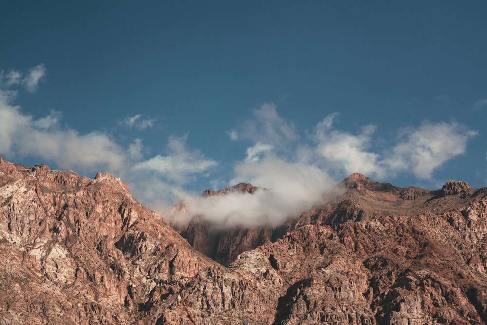 昼間の青空に覆われた茶色の岩山