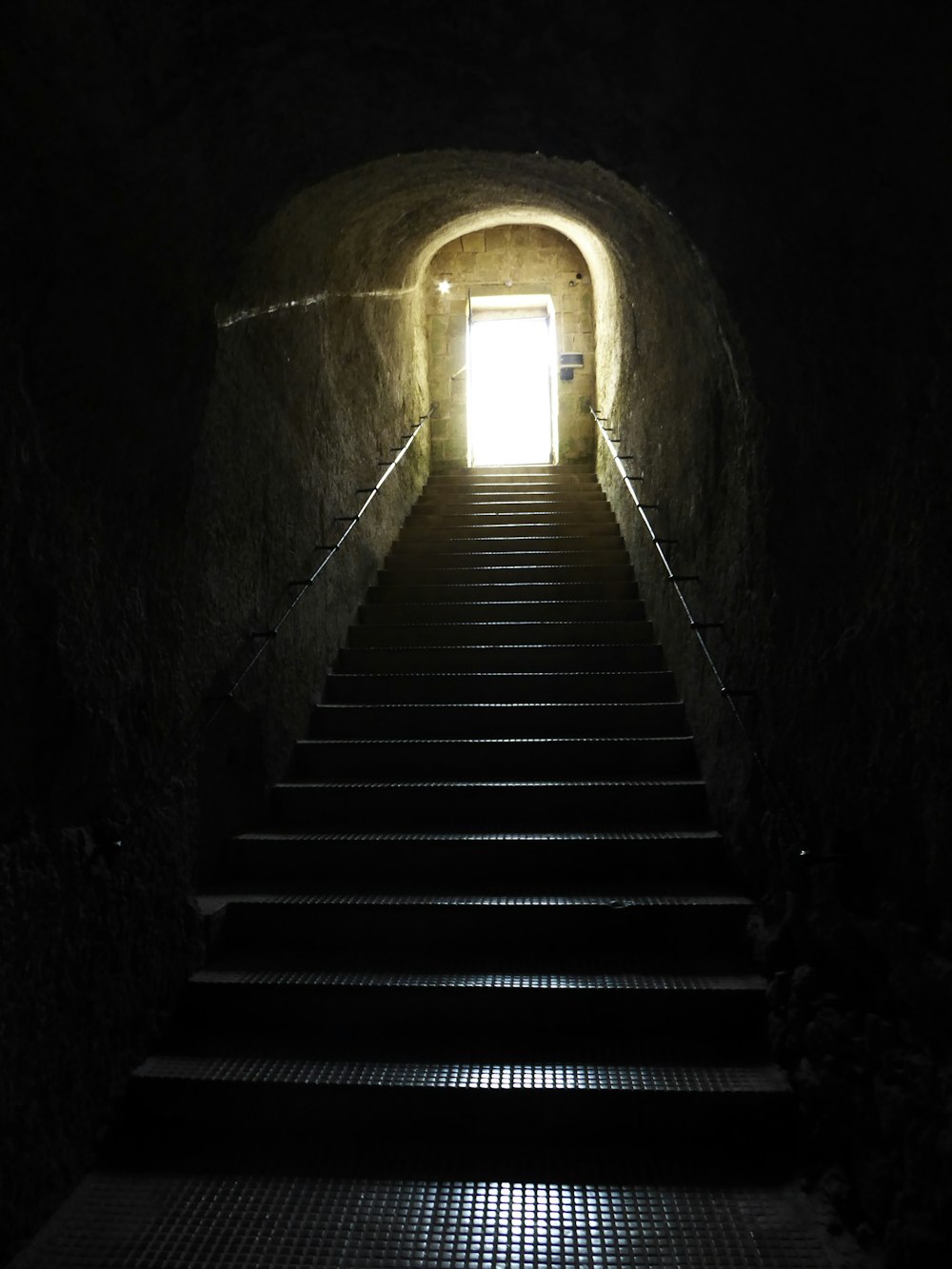 Escalier en béton gris sans personne