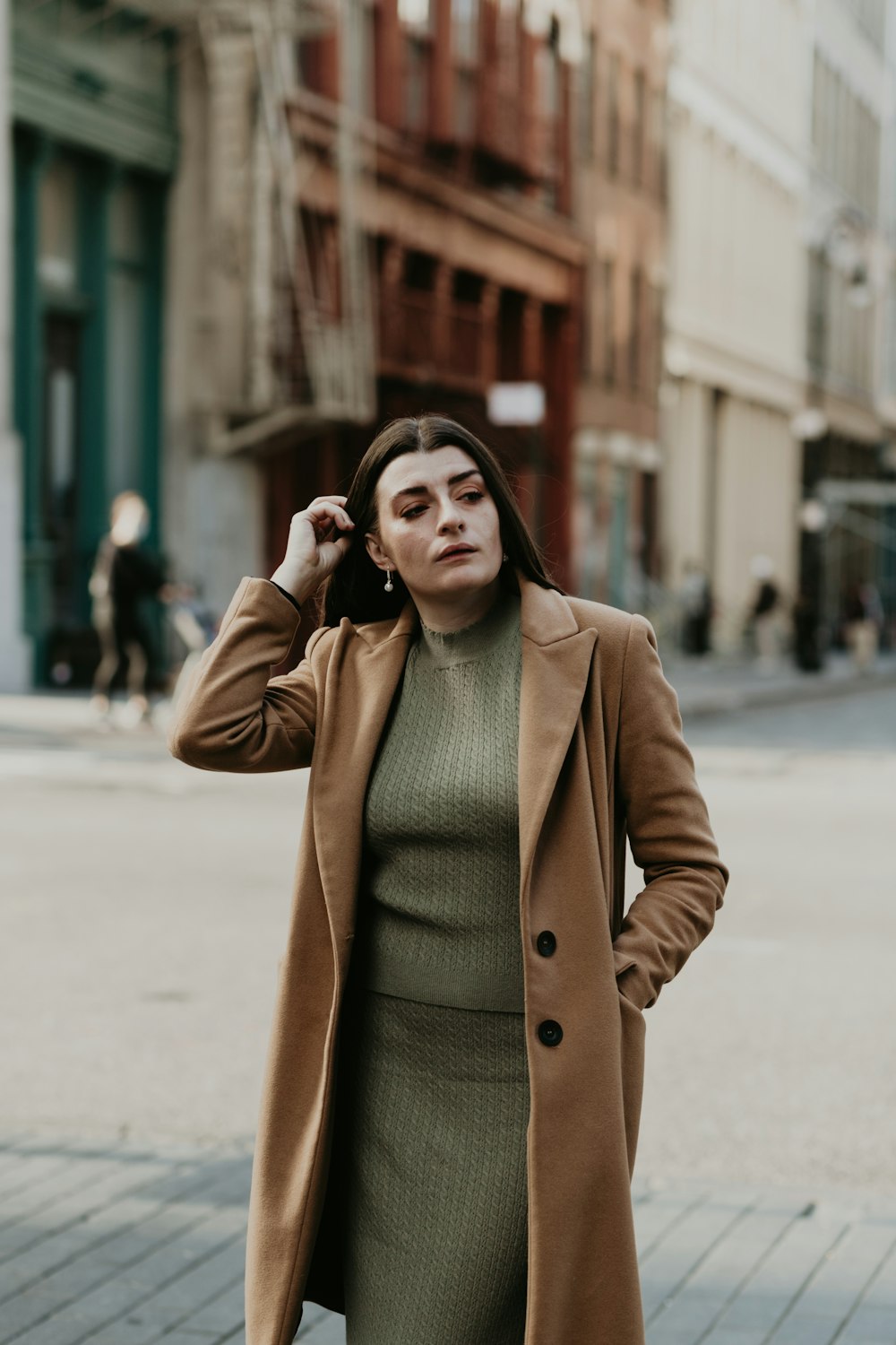 Foto zum Thema Frau im braunen Mantel tagsüber auf dem Bürgersteig –  Kostenloses Bild zu New york auf Unsplash