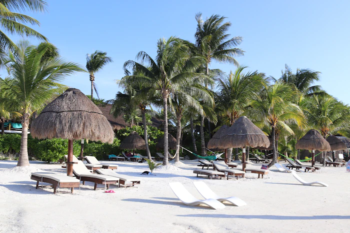 Palapa en la playa de arena blanca de Holbox