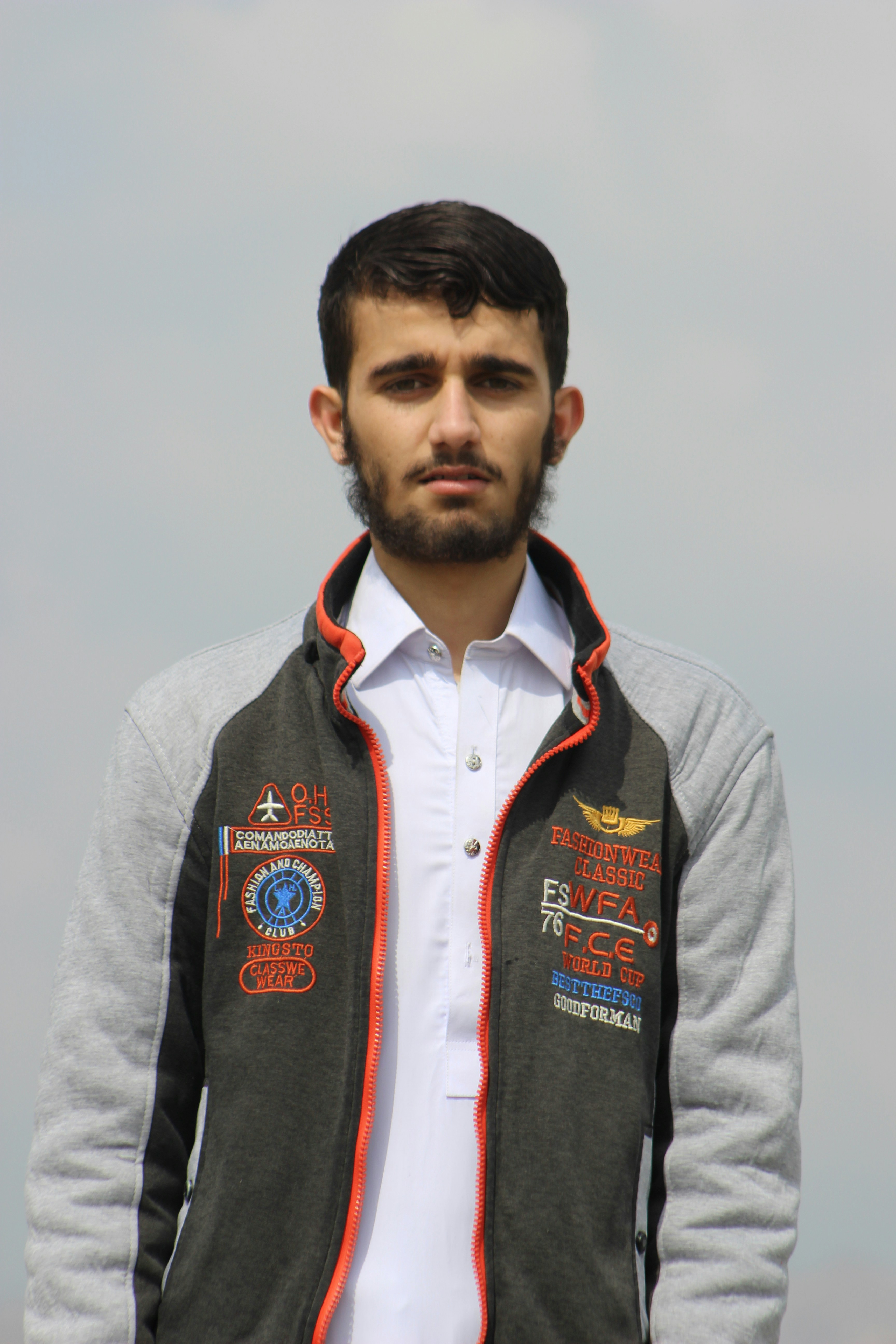 Mann in grauer Reißverschlussjacke